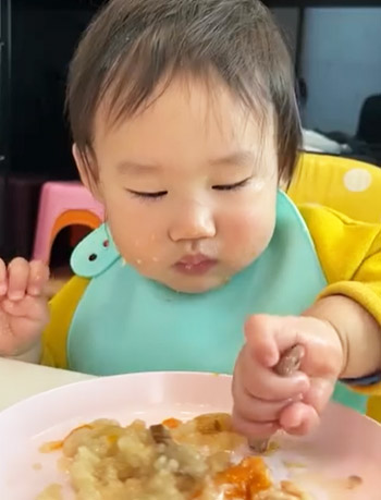 ベビーフードを食べている子供